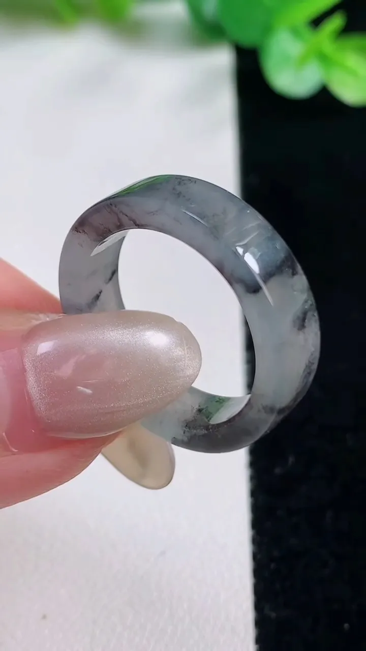天然A货翡翠冰种乌鸡种指环戒指，尺寸19.7-5.6-2.9，重量:4.50g2025年10月23日