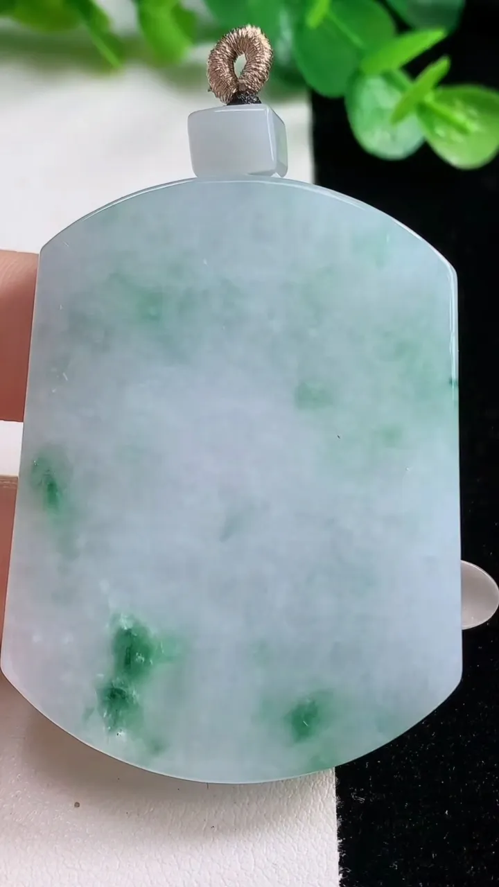 天然A货翡翠冰种飘花无事牌吊坠，尺寸54.3-46-7.2，重量:44.12g
10月23日