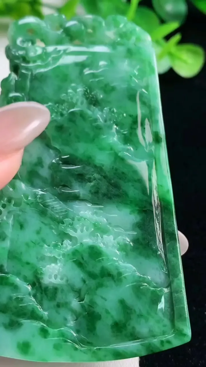 天然A货翡翠山水牌吊坠，尺寸77-48-5.3，重量:45.07g
10月23日