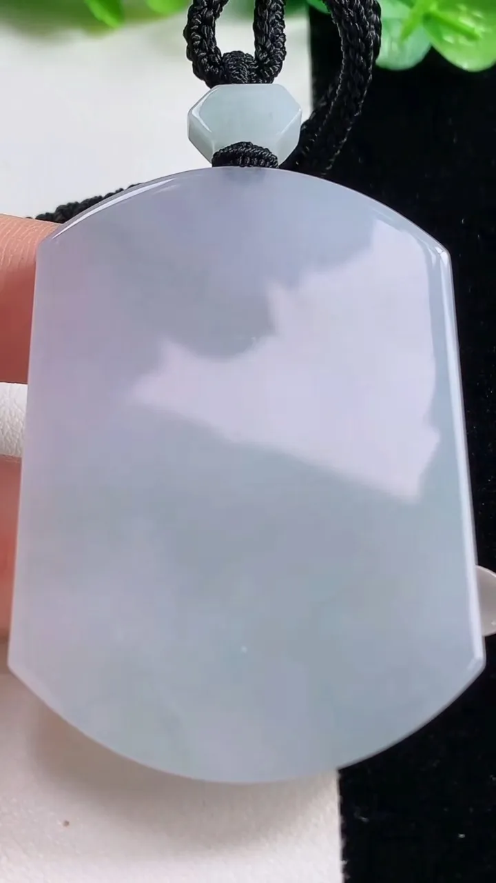 天然A货翡翠春带彩紫罗兰无事牌吊坠，尺寸33.5-40.7-5.5，重量:40.00g
10月23日