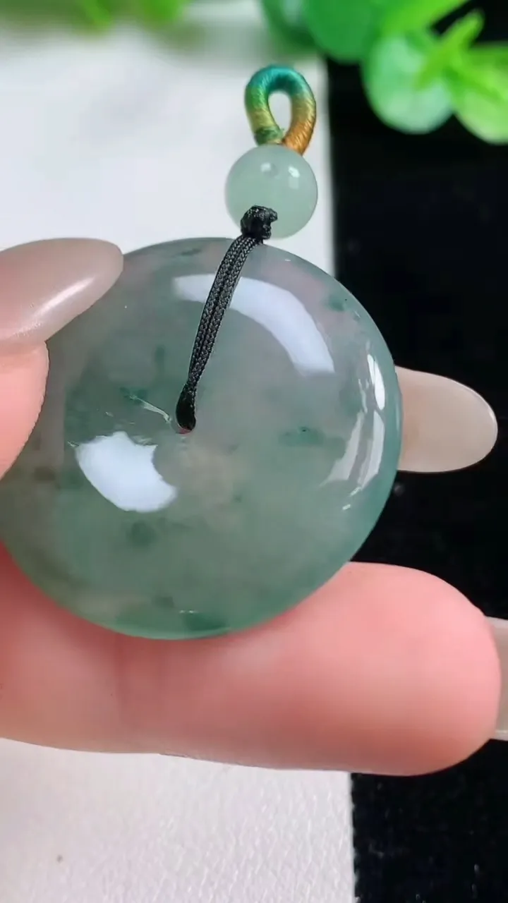 天然A货翡翠冰种飘花平安扣吊坠，尺寸29-5.5，重量:10.30g
10月23日
