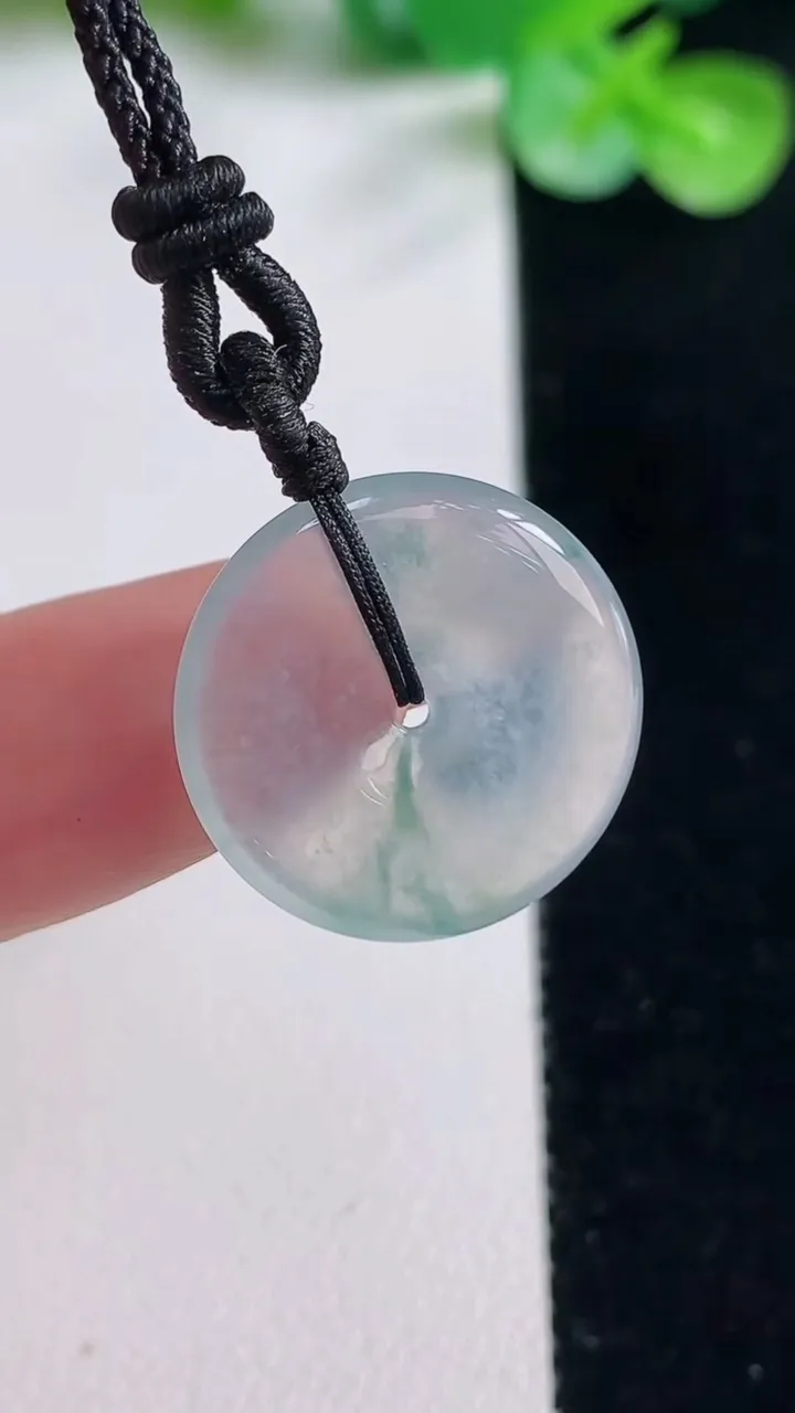 天然A货翡翠冰种飘花平安扣吊坠，尺寸18.5-3.7，重量:4.28g
10月23日