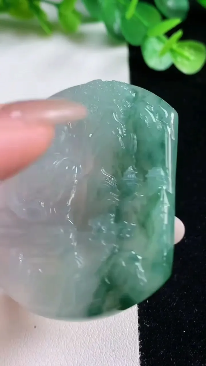 天然A货翡翠山水大日如来吊坠，尺寸53-44.5-6，重量:30.39g
10月23日