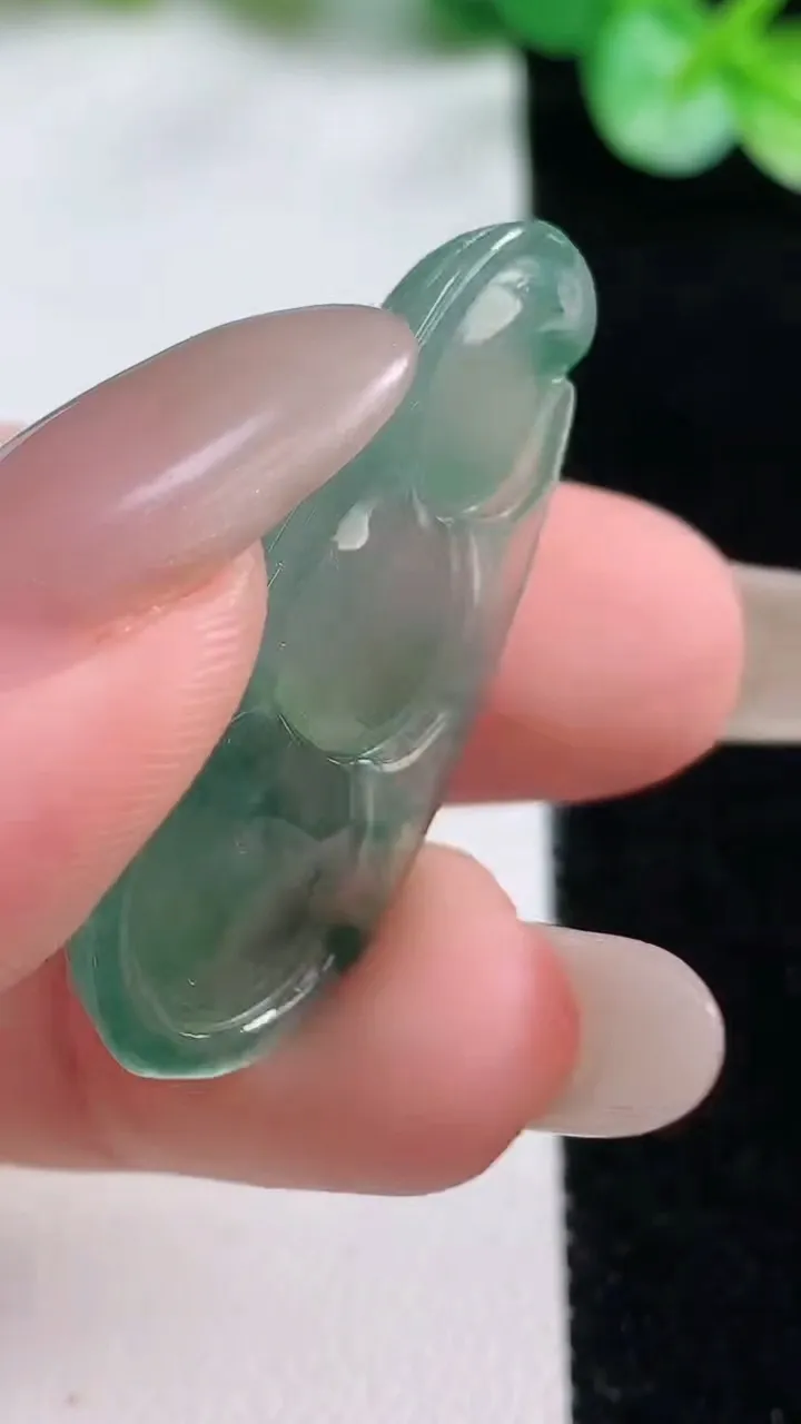 天然A货翡翠冰种飘花福豆吊坠，尺寸34.8-14.9-5.9，重量:5.38g
10月23日