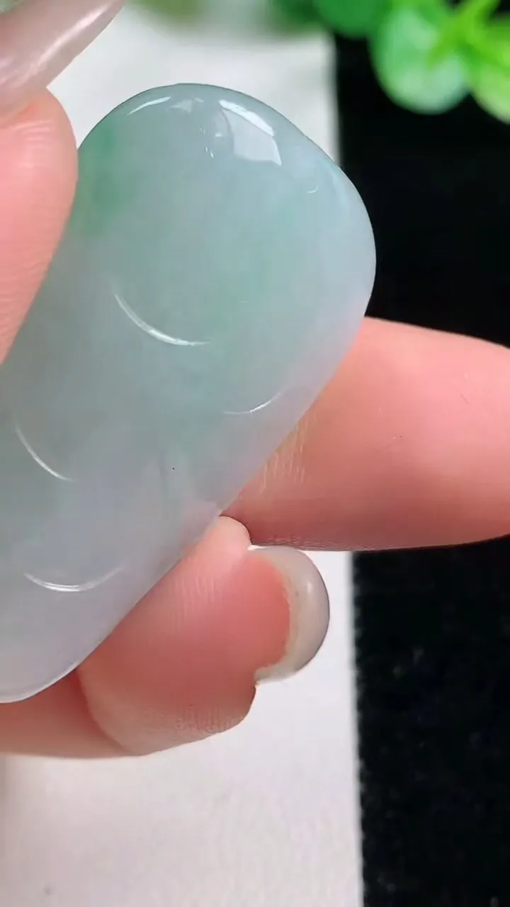 天然A货翡翠逍遥佛吊坠，尺寸37.6-22-11，重量:12.56g
10月23日