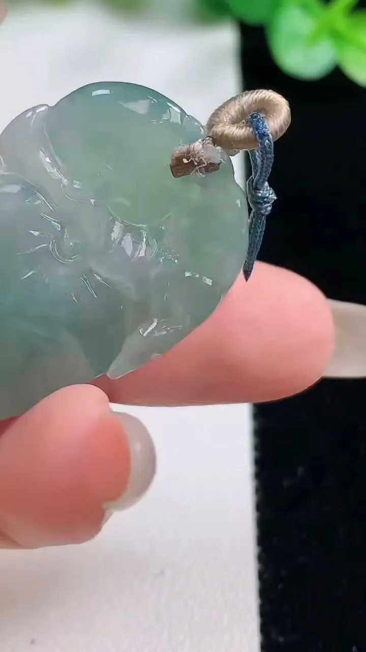 天然A货翡翠寿桃吊坠，尺寸35.5-18.8-5，重量:8.57g
10月23日