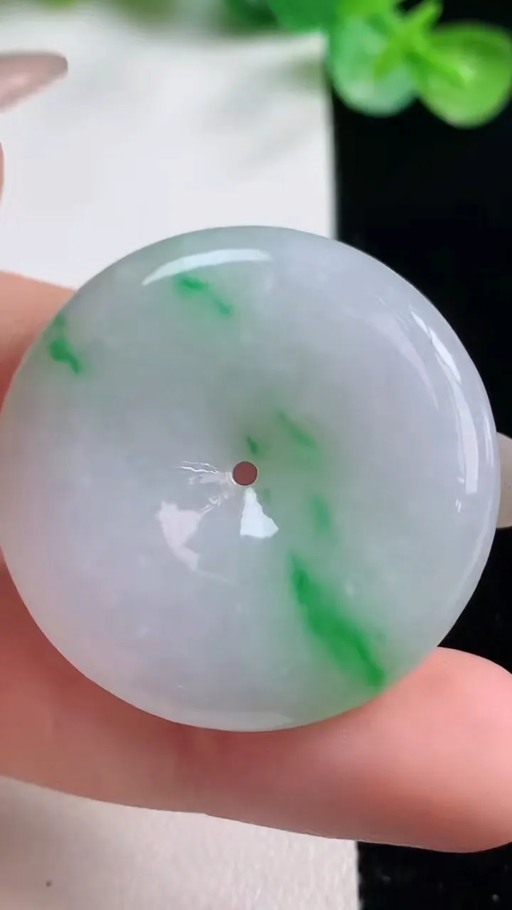 天然A货翡翠平安扣吊坠，尺寸34-5.7，重量:14.20g
10月23日