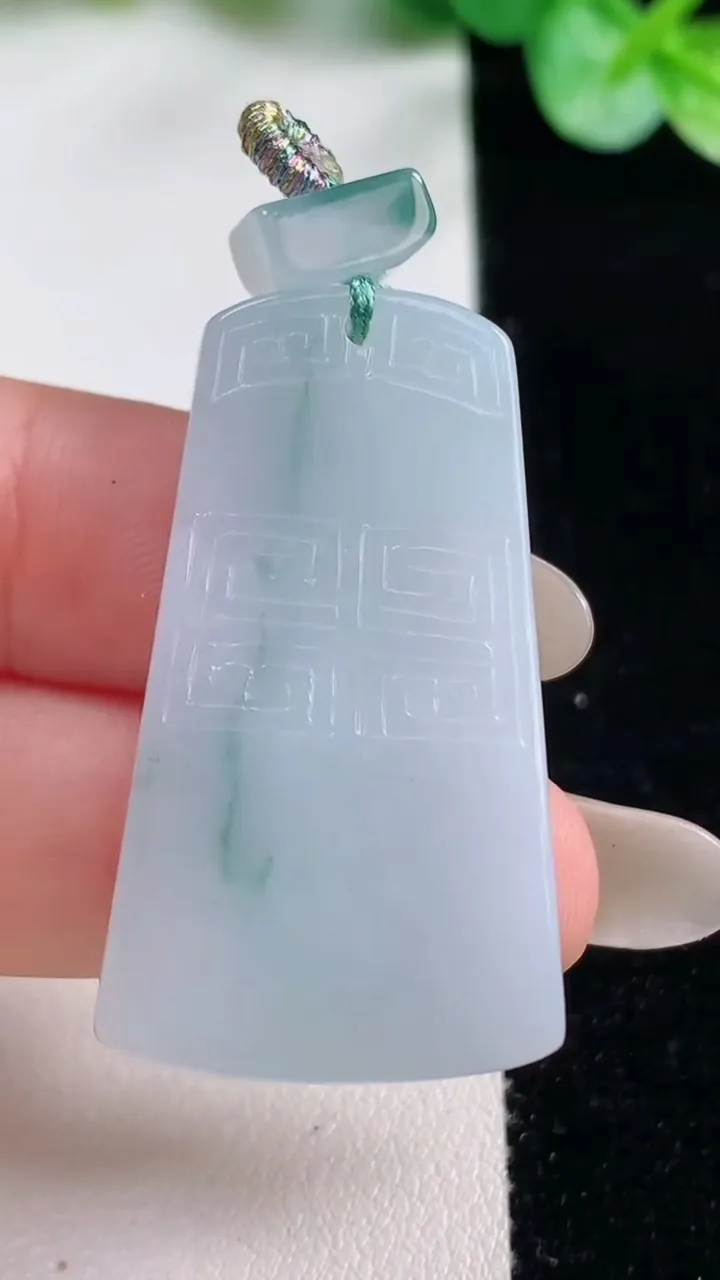 天然A货翡翠冰种飘花仿古无事牌吊坠，尺寸38-40.2-5.6，重量:13.83g
10月23日