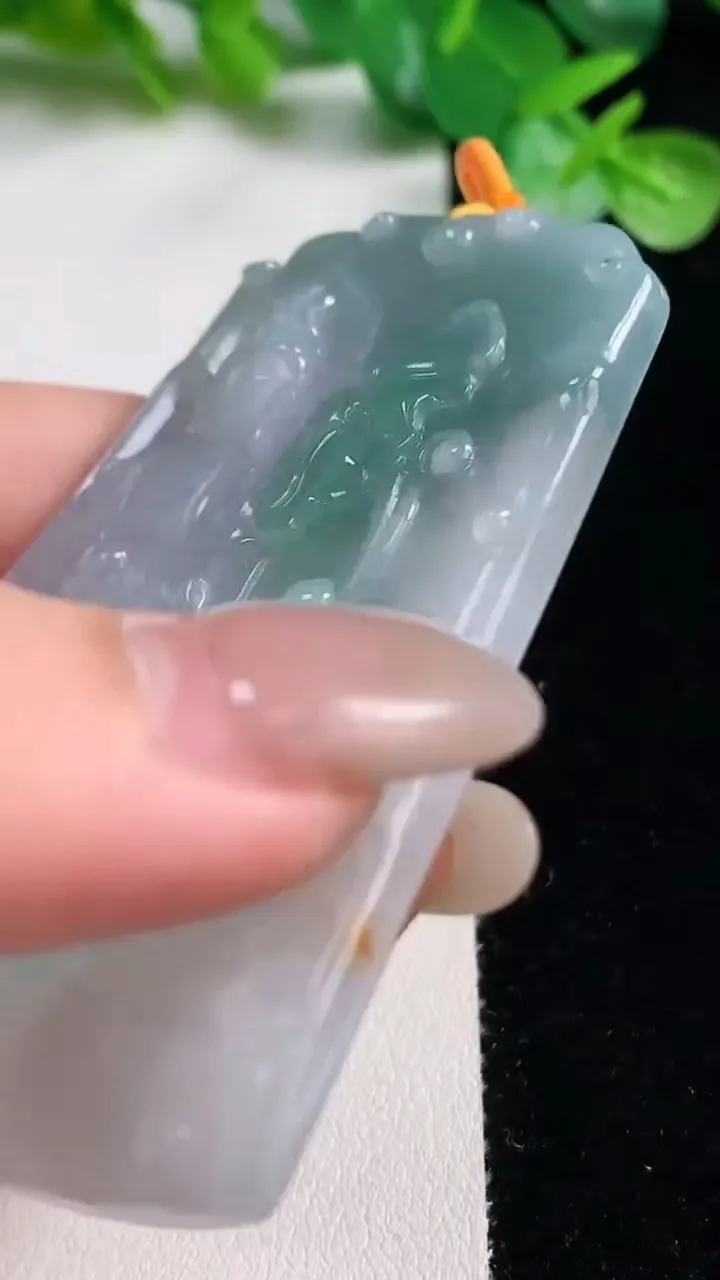 天然A货翡翠观音菩萨吊坠，尺寸678-44.9-6，重量:41.68g
10月23日