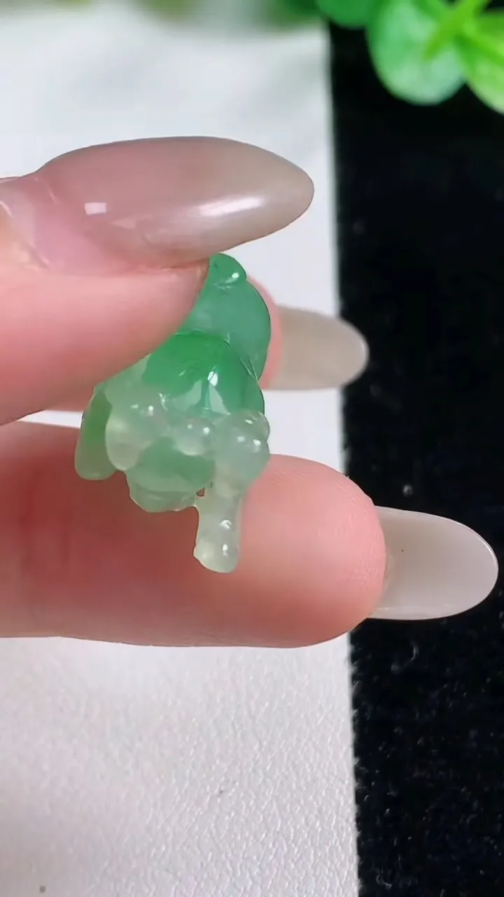 天然A货翡翠生肖牛吊坠，尺寸30-12.3-11.4，重量:7.31g
10月23日
