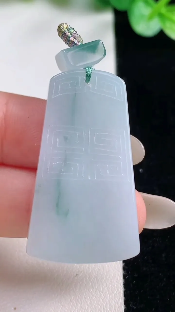 天然A货翡翠冰种飘花仿古无事牌吊坠，尺寸38-40.2-5.6，重量:13.83g
10月23日