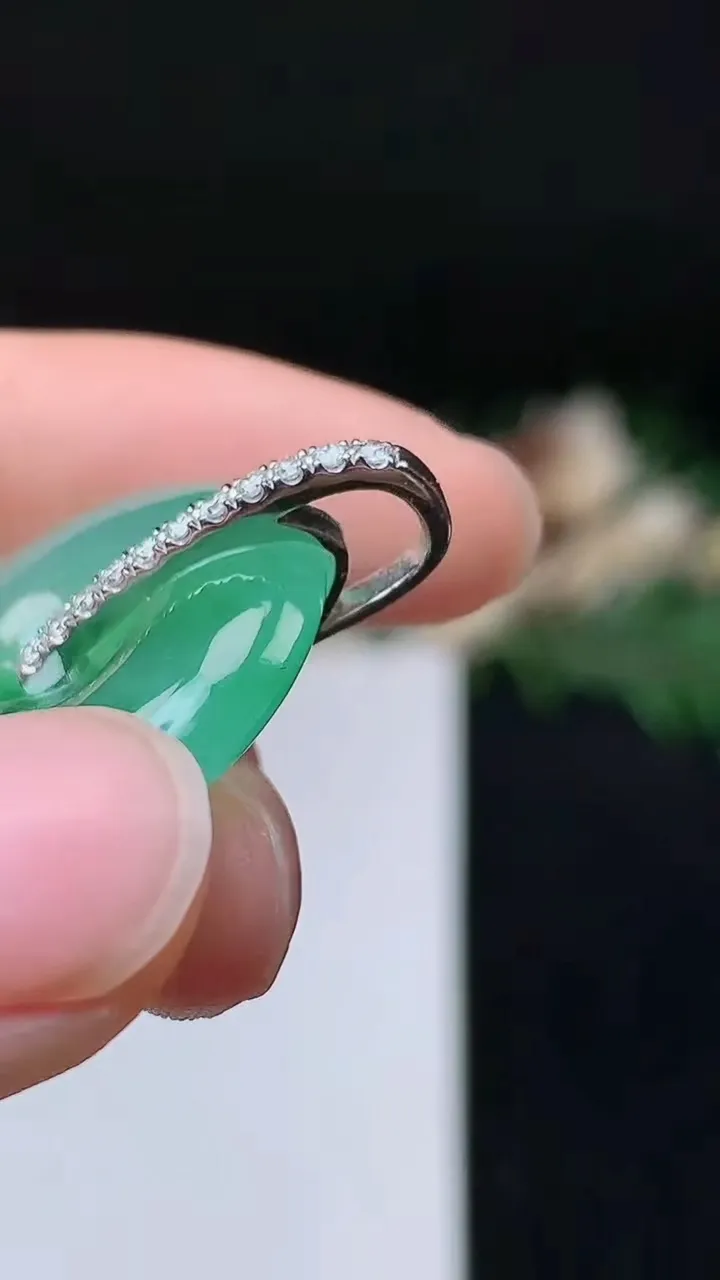 天然A货翡翠飘花平安扣吊坠，尺寸24-5.2，重量:7.44g
10月24日