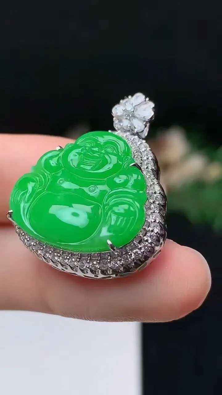 天然A货翡翠佛公吊坠，尺寸28-23-11.2，裸石17.7-20.2，重量:7.35g
10月24日，重量:7.35g