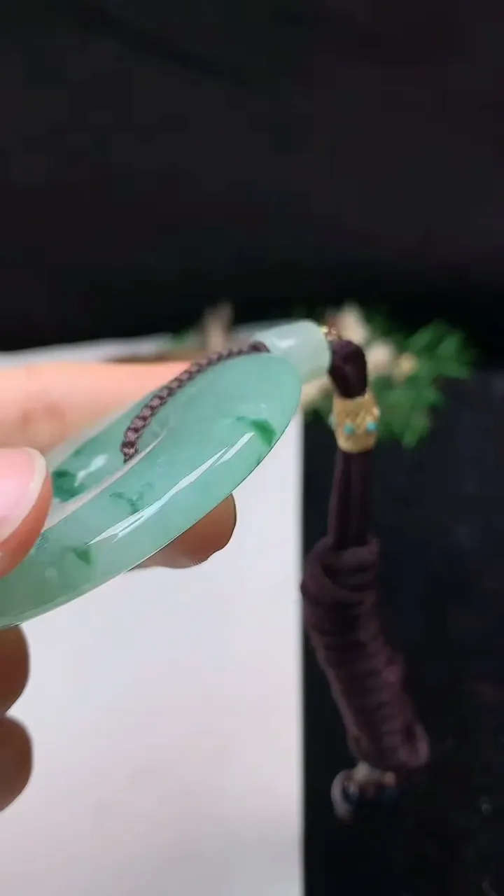 天然A货翡翠飘花平安扣吊坠，尺寸58-8.3，重量:66.76g
10月24日