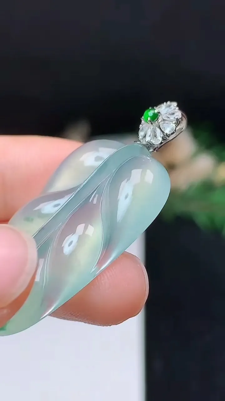天然A货翡翠飘花金枝玉叶 叶子吊坠，尺寸33.2-21-4.8，重量:6.89g
10月24日