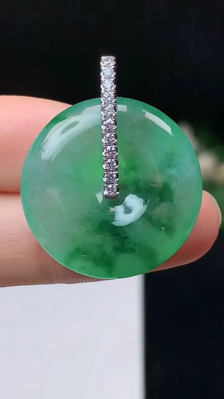 天然A货翡翠飘花平安扣吊坠，尺寸24-5.2，重量:7.44g
10月24日