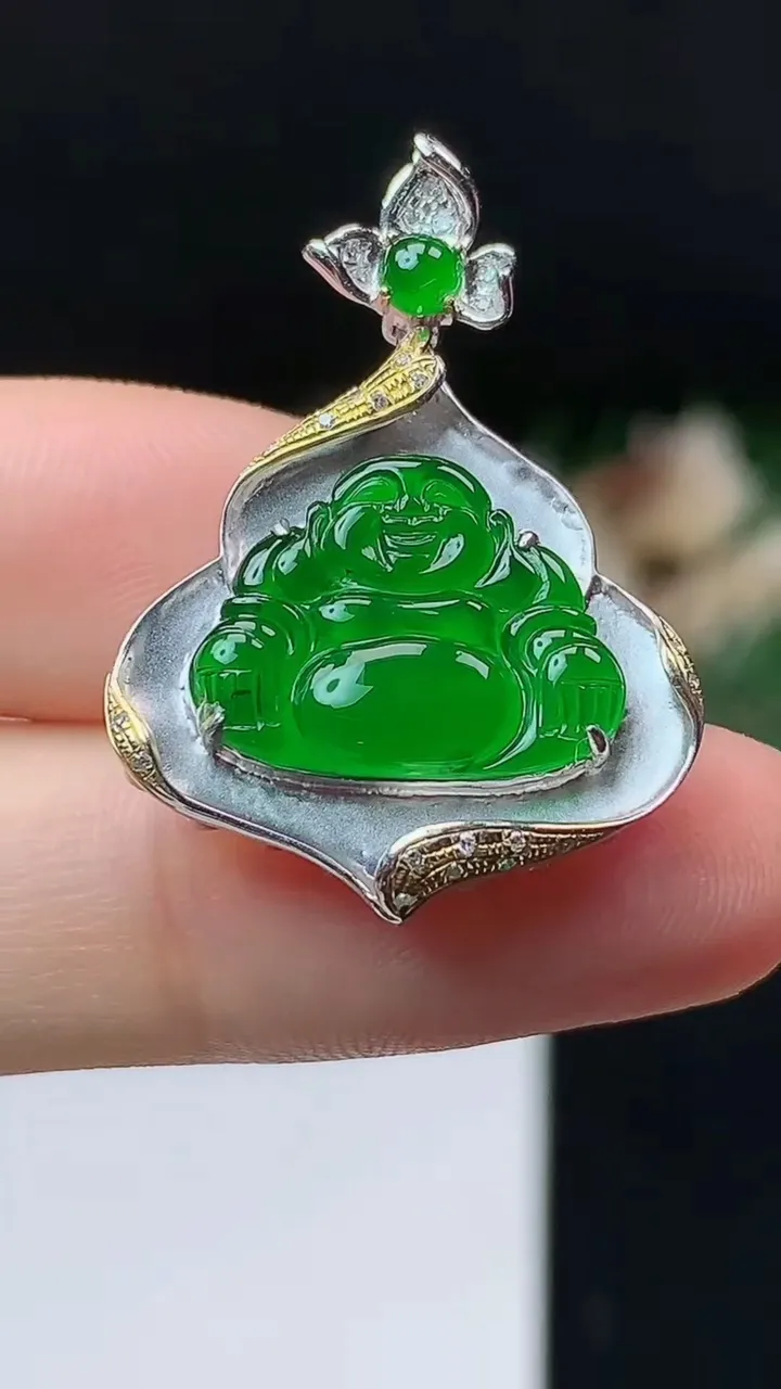 天然A货翡翠佛公吊坠，尺寸30-21.6-7，裸石12-15.5，重量:3.68g
10月24日