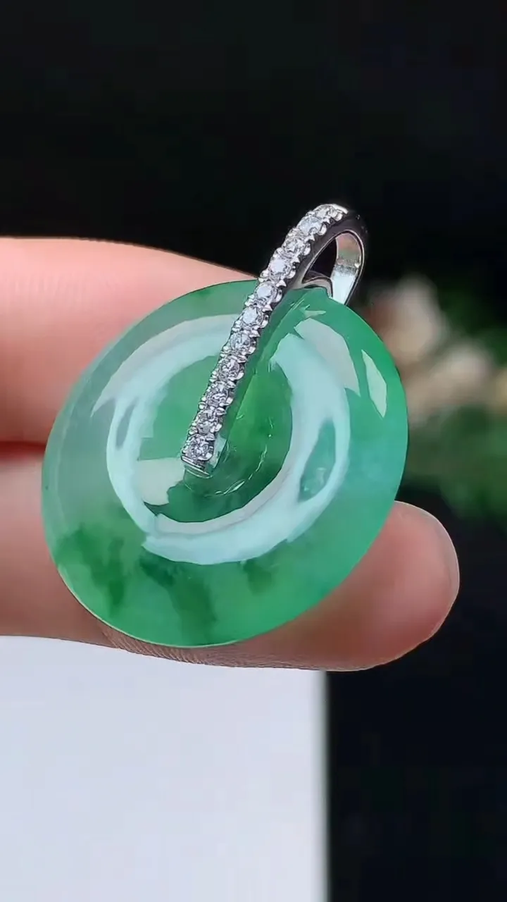 天然A货翡翠飘花平安扣吊坠，尺寸24-5.2，重量:7.44g
10月24日