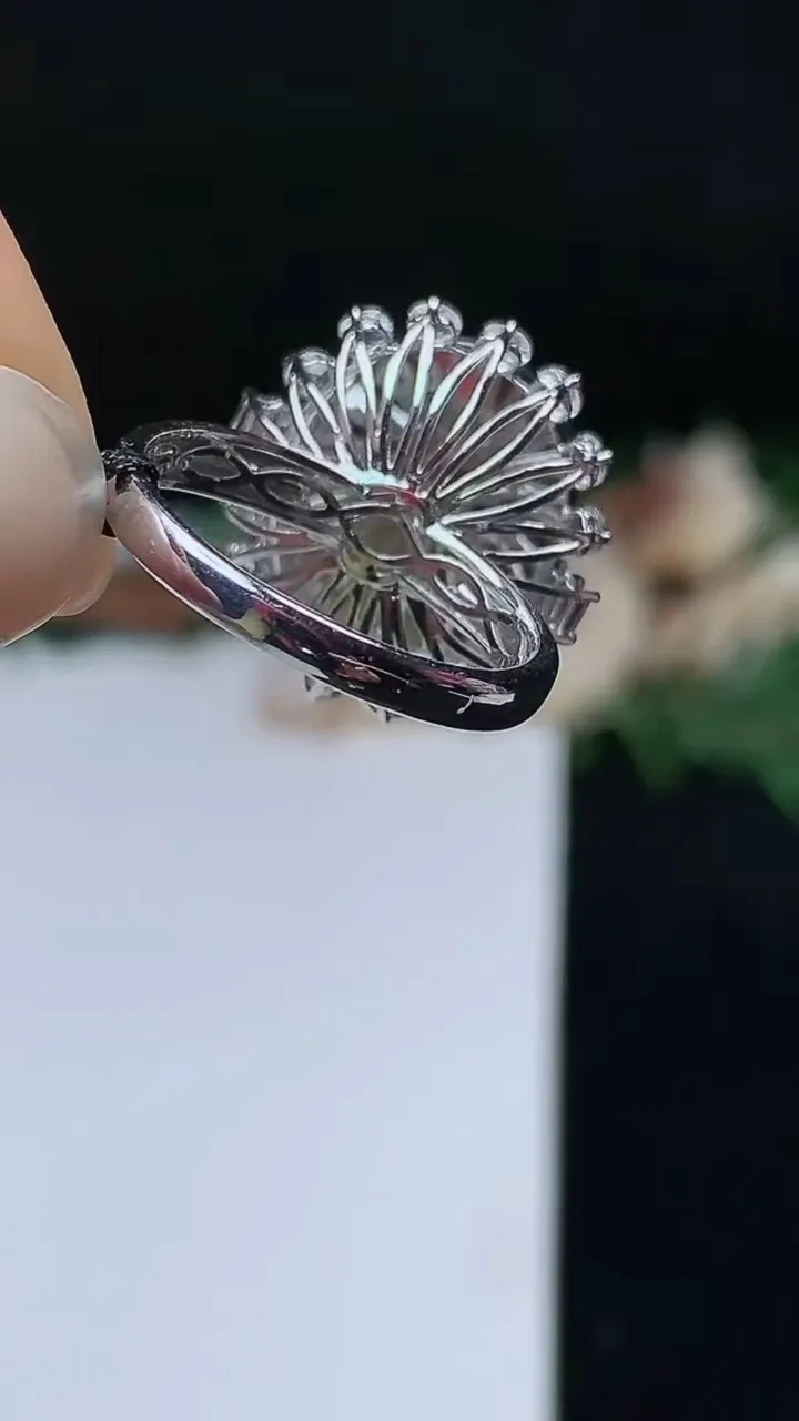 天然A货翡翠蛋面戒指，尺寸17-15-12.5，重量:4.75g2025年10月24日
工厂直销收藏佳品,种好水足，色泽均匀，有种有色，上手高大气！