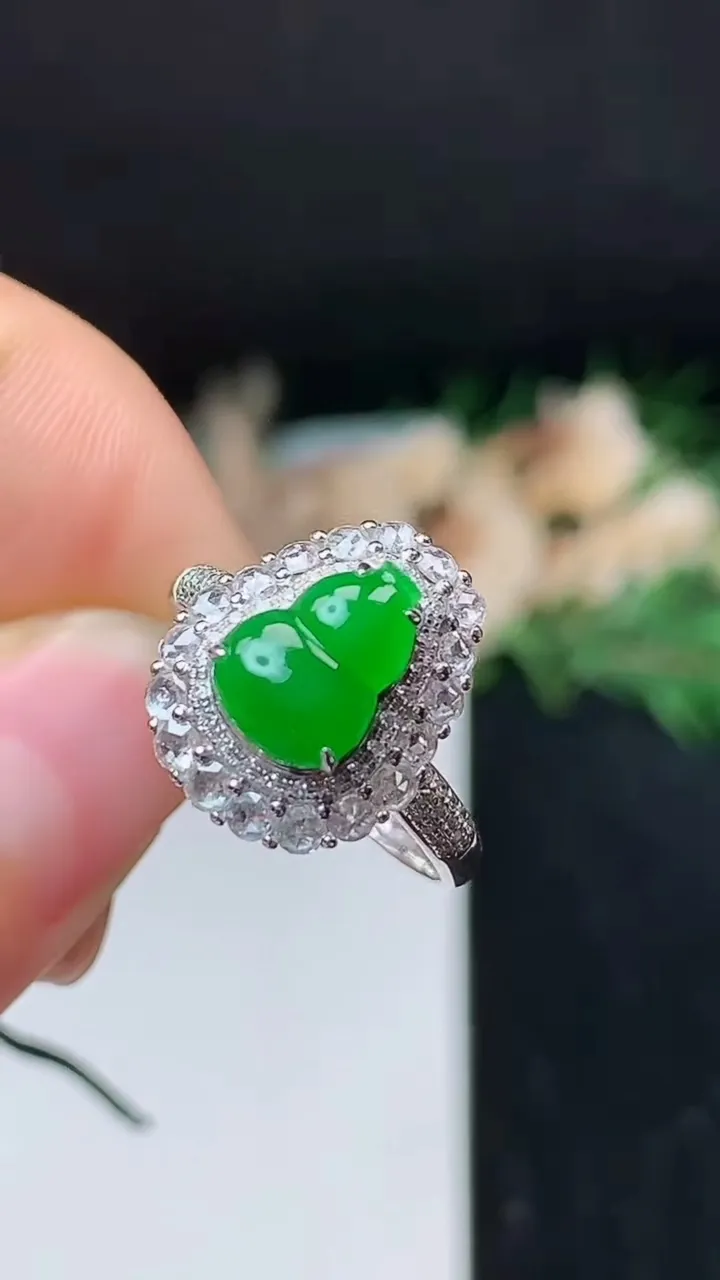 天然A货翡翠葫芦戒指，尺寸17.3-9.3-7.2，重量:3.28g2025年10月24日
工厂直销收藏佳品,种好水足，色泽均匀，有种有色，上手高大气！