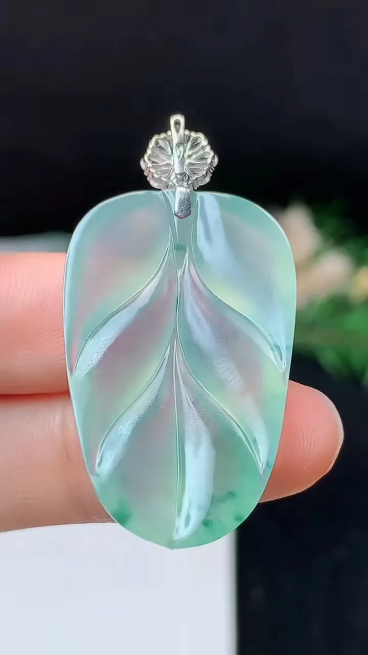 天然A货翡翠飘花金枝玉叶 叶子吊坠，尺寸33.2-21-4.8，重量:6.89g
10月24日