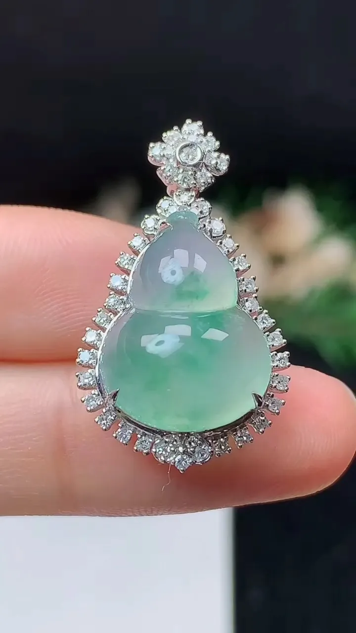 天然A货翡翠飘花葫芦吊坠，尺寸29.2-17.2-11.4，裸石17.2-13.5，重量:3.99g