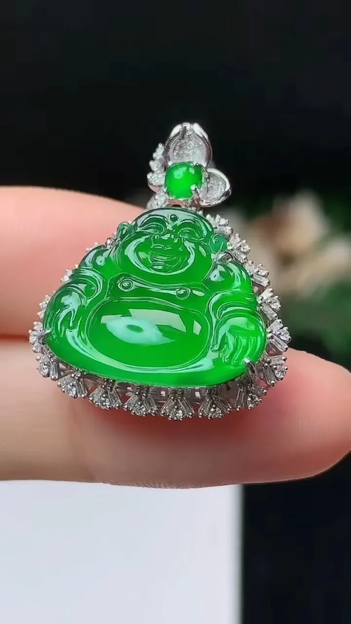 天然A货翡翠佛公吊坠，尺寸26.7-22.5-9.8，裸石16-19.2，重量:6.28g
10月24日