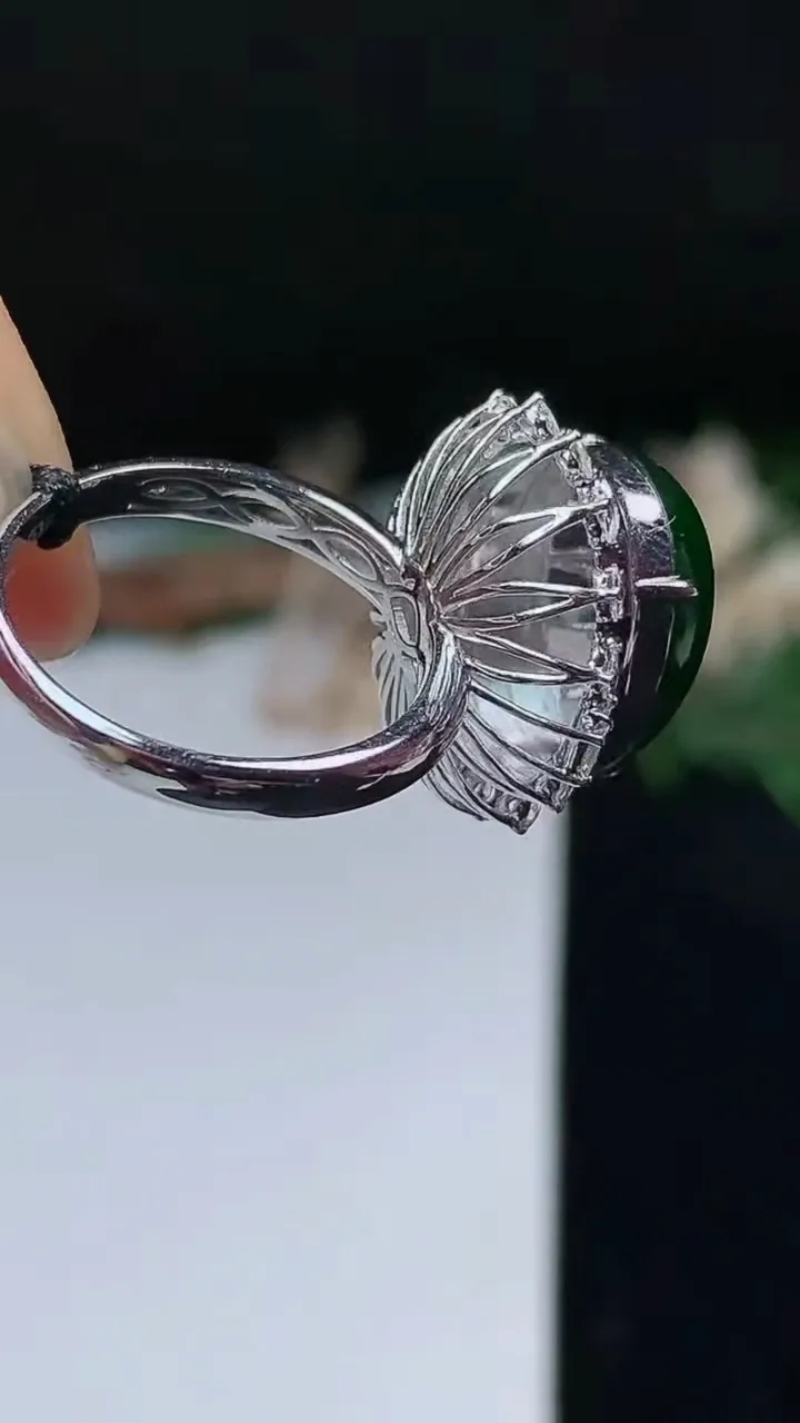 天然A货翡翠蛋面戒指，尺寸17-15-12.5，重量:4.75g2025年10月24日
工厂直销收藏佳品,种好水足，色泽均匀，有种有色，上手高大气！