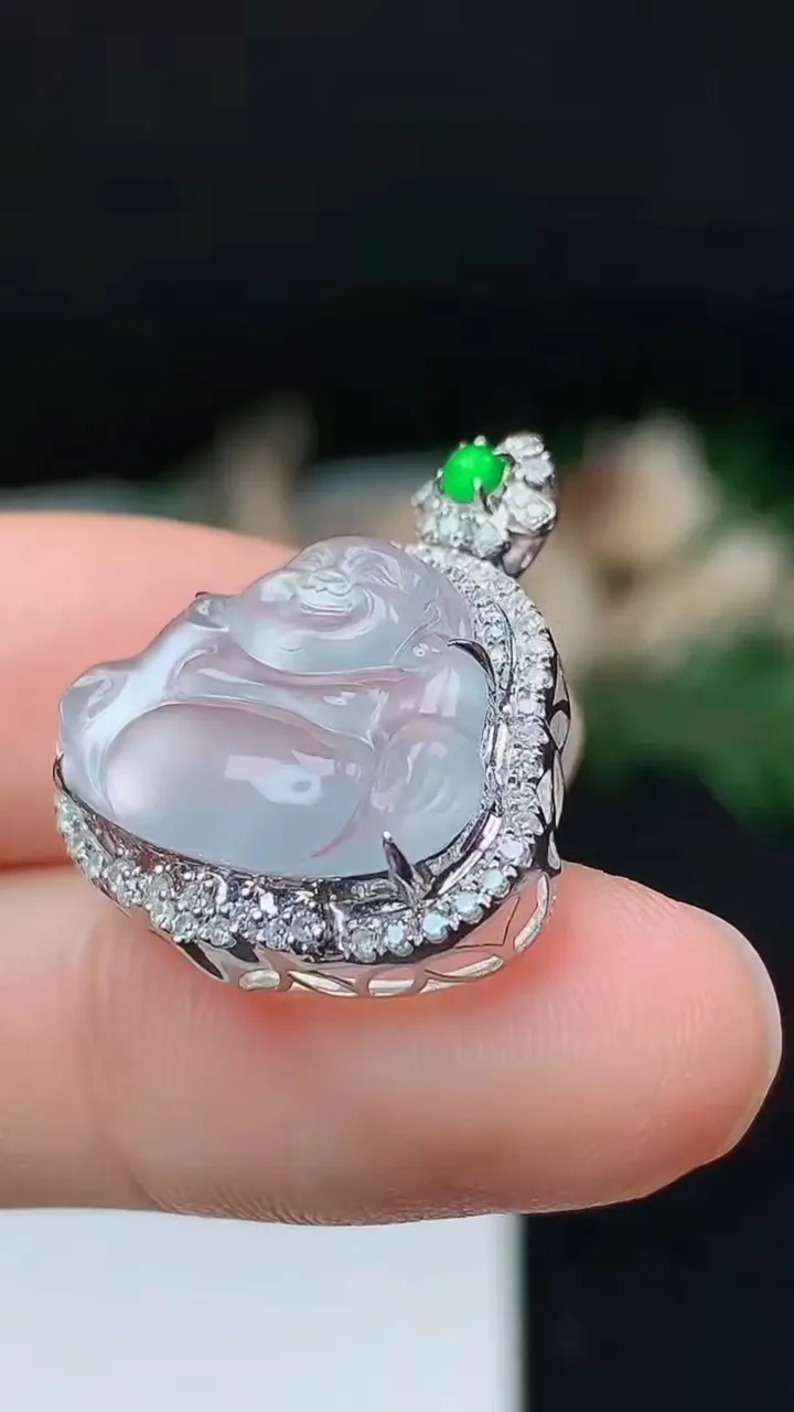 天然A货翡翠白冰佛公吊坠，尺寸24.2-20-8.6，裸石13.3-17.6，重量:2.83g
10月24日