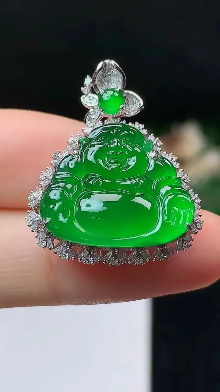 天然A货翡翠佛公吊坠，尺寸26.7-22.5-9.8，裸石16-19.2，重量:6.28g
10月24日