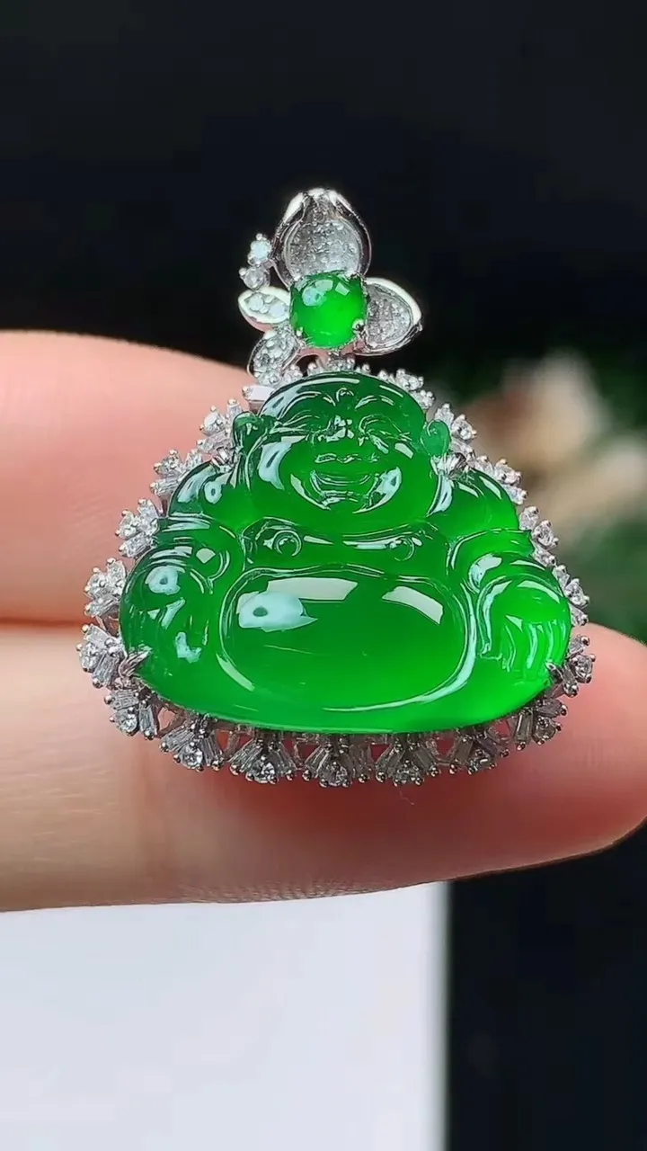 天然A货翡翠佛公吊坠，尺寸26.7-22.5-9.8，裸石16-19.2，重量:6.28g
10月2