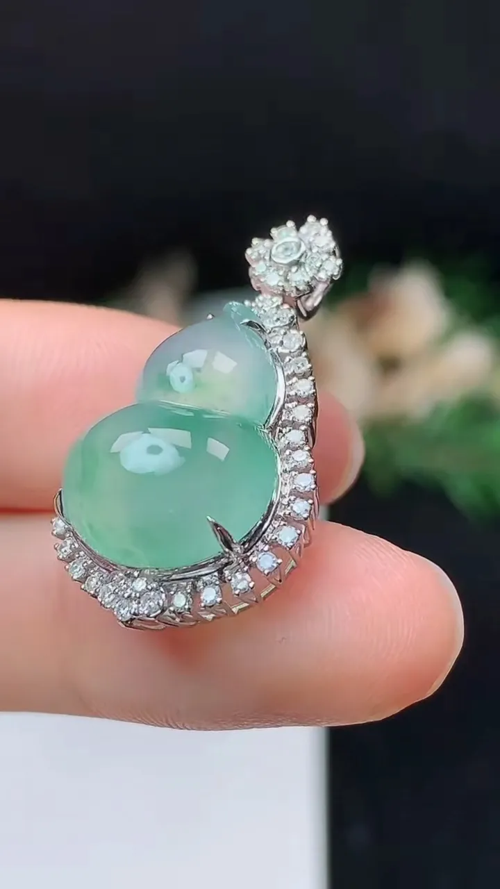天然A货翡翠飘花葫芦吊坠，尺寸29.2-17.2-11.4，裸石17.2-13.5，重量:3.99g
10月24日