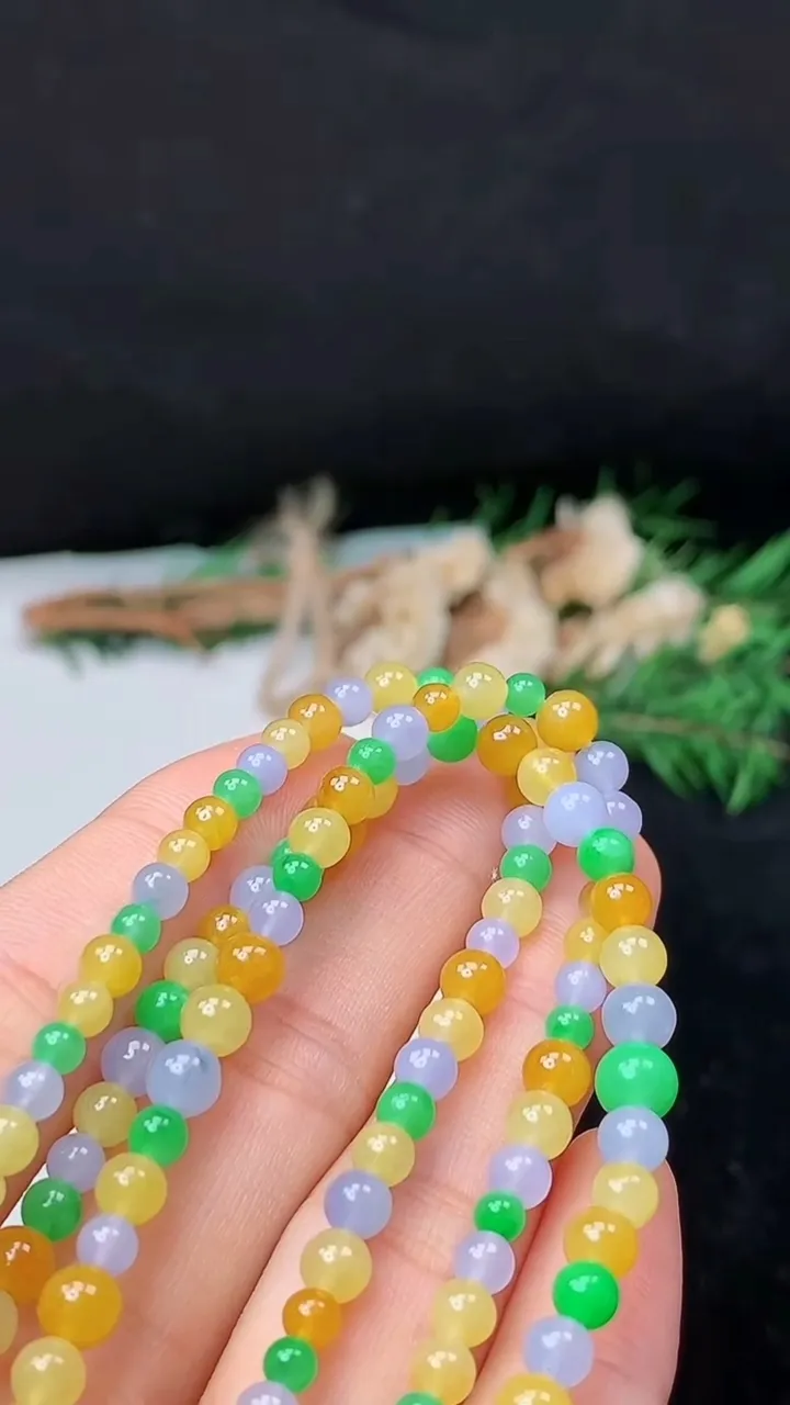 天然A货翡翠四彩圆珠项链，尺寸5-146颗，重量:20.40g
10月24日