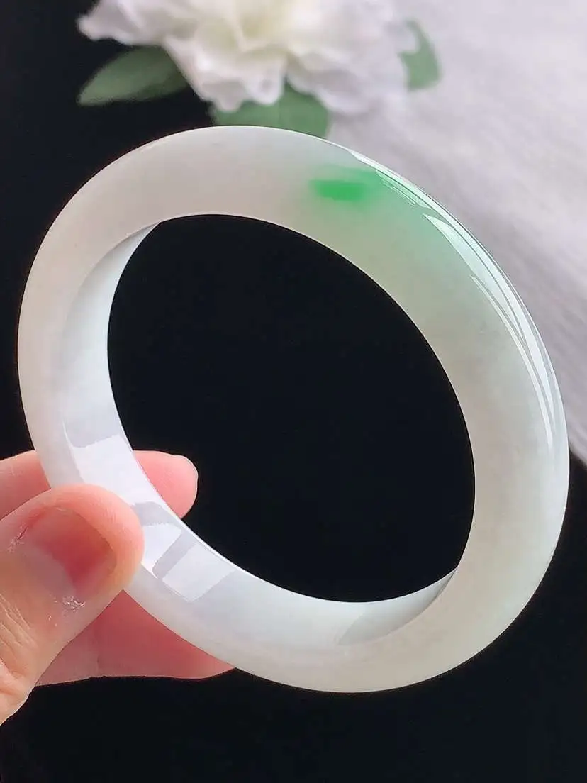 a货翡翠老坑冰种飘绿正装正圈手镯56-57圈口  尺寸56.5×12.2×8.5mm 重量61.33