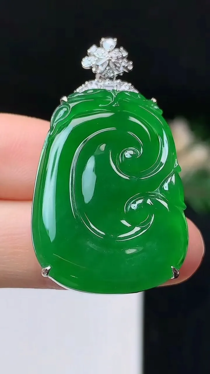 天然A货翡翠如意吊坠，尺寸30.9-22.2-7.7，重量:8.83g
10月24日