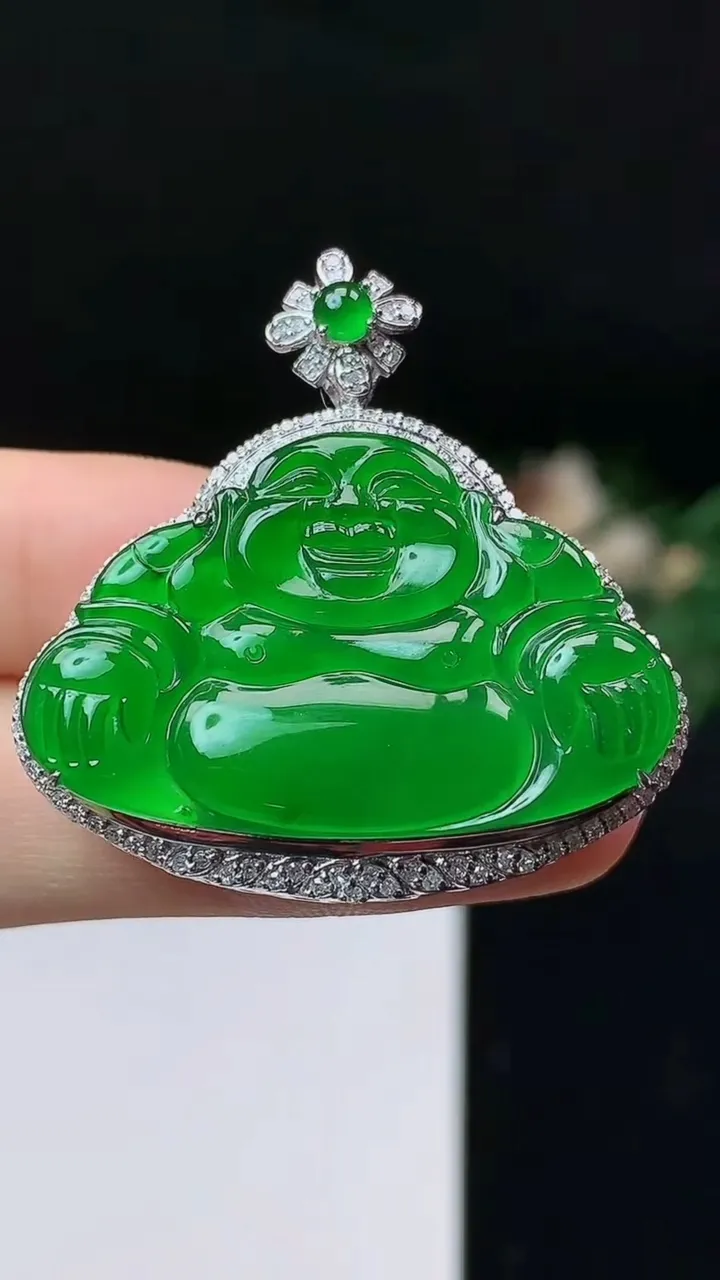 天然A货翡翠佛公吊坠，尺寸37.7-36.4-9.8，裸石22.3-34.4，重量:8.11g
10