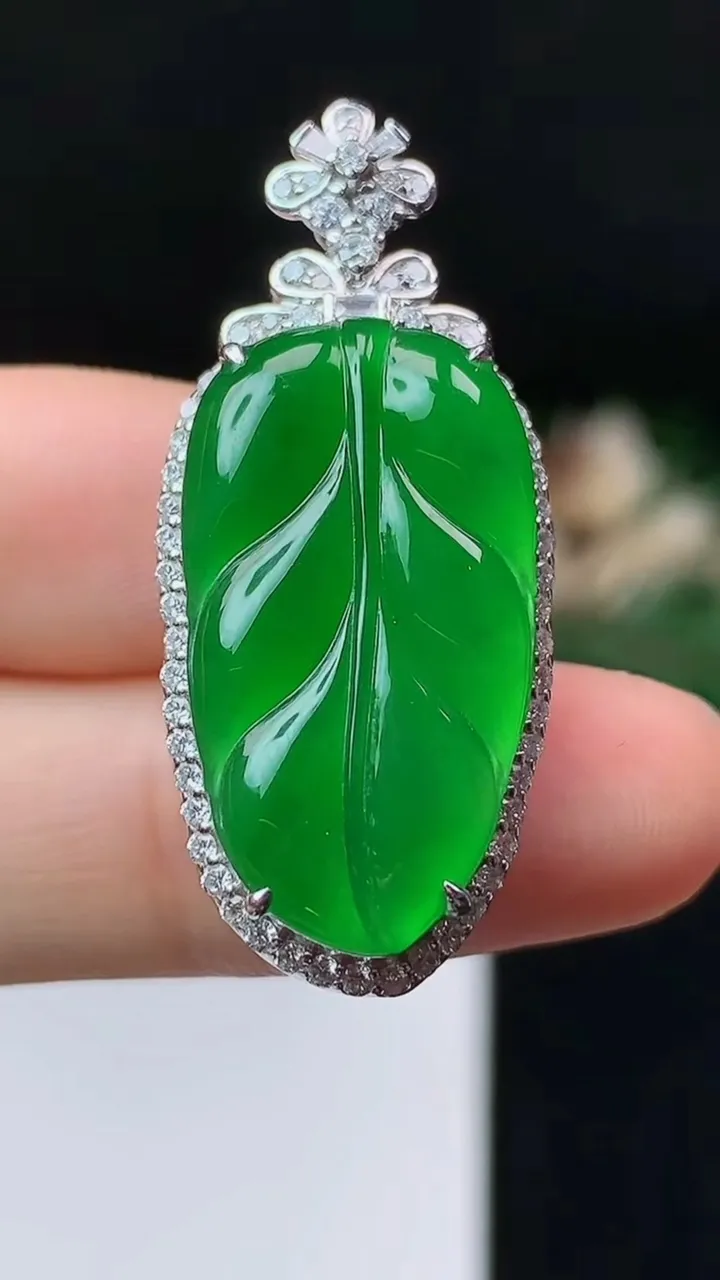 天然A货翡翠金枝玉叶 叶子吊坠，尺寸37.3-16.3-10.3，裸石25.3-13.9，重量:7.