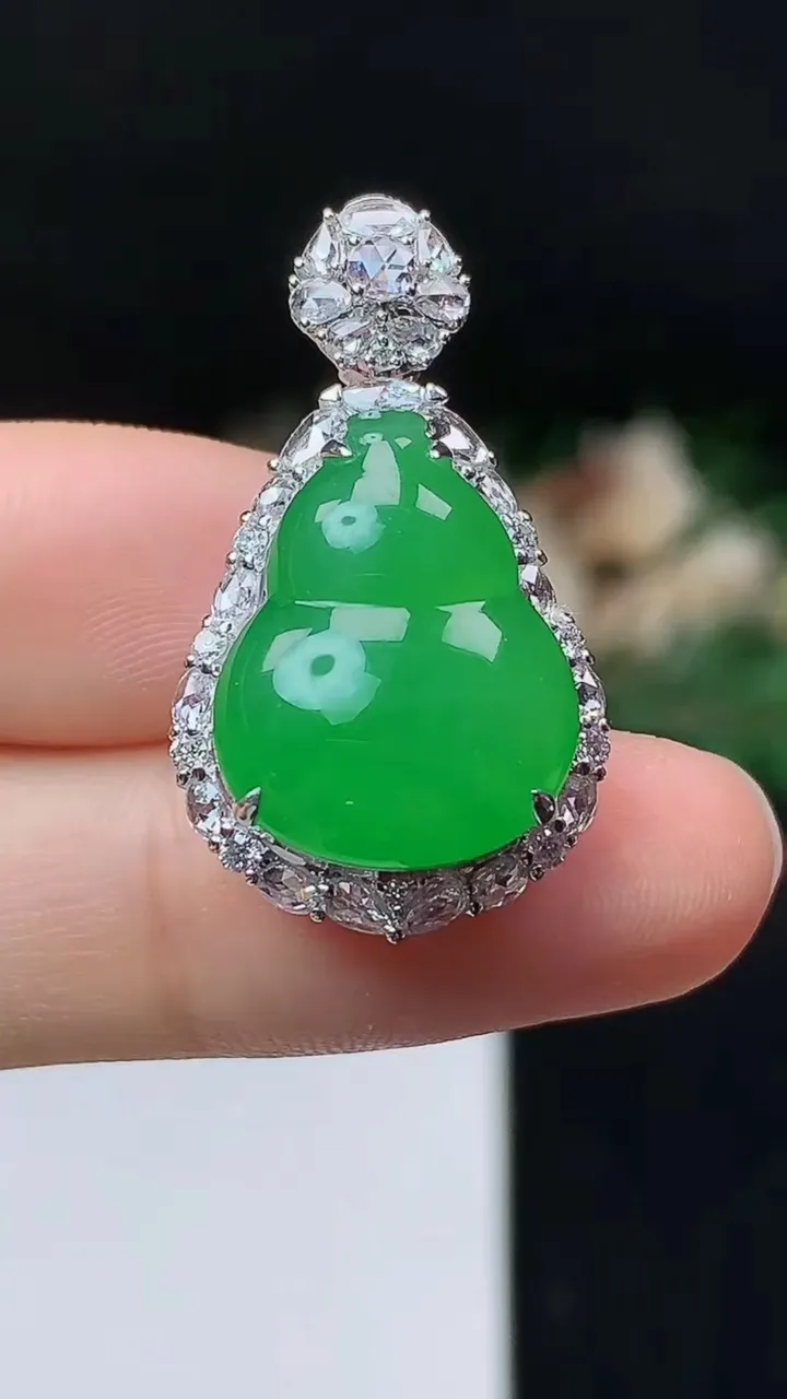 天然A货翡翠葫芦吊坠，尺寸30.4-17-11.9
10月24日