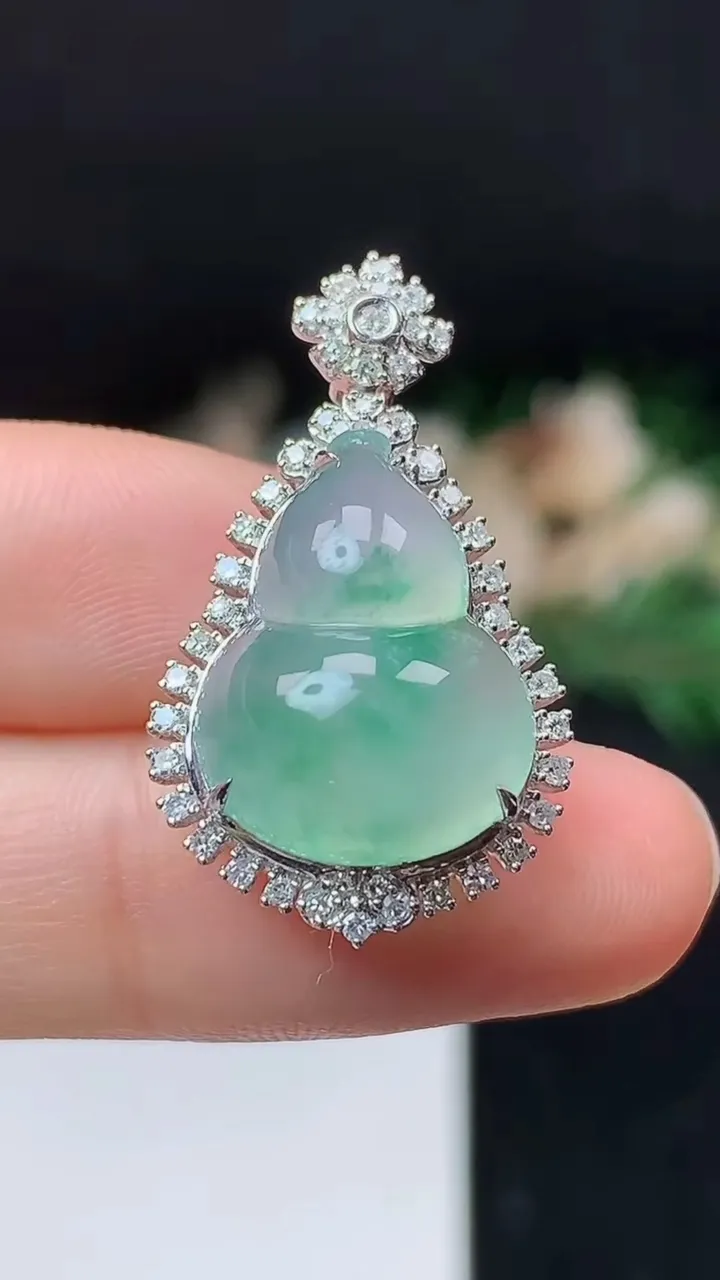 天然A货翡翠飘花葫芦吊坠，尺寸29.2-17.2-11.4，裸石17.2-13.5，重量:3.99g