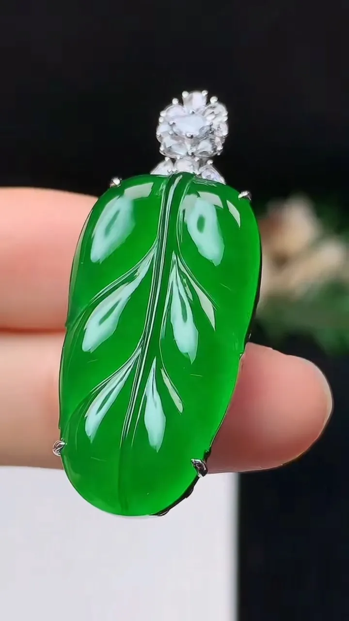 天然A货翡翠金枝玉叶 叶子吊坠，尺寸30.7-16.7-9，重量:8.31g
10月24日