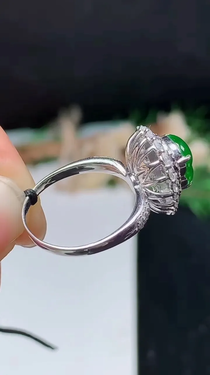天然A货翡翠葫芦戒指，尺寸17.3-9.3-7.2，重量:3.28g2025年10月24日
工厂直销收藏佳品,种好水足，色泽均匀，有种有色，上手高大气！