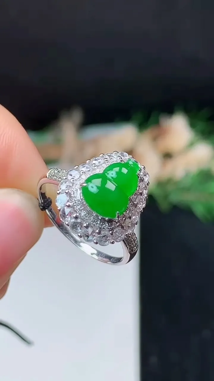 天然A货翡翠葫芦戒指，尺寸17.3-9.3-7.2，重量:3.28g2025年10月24日
工厂直销