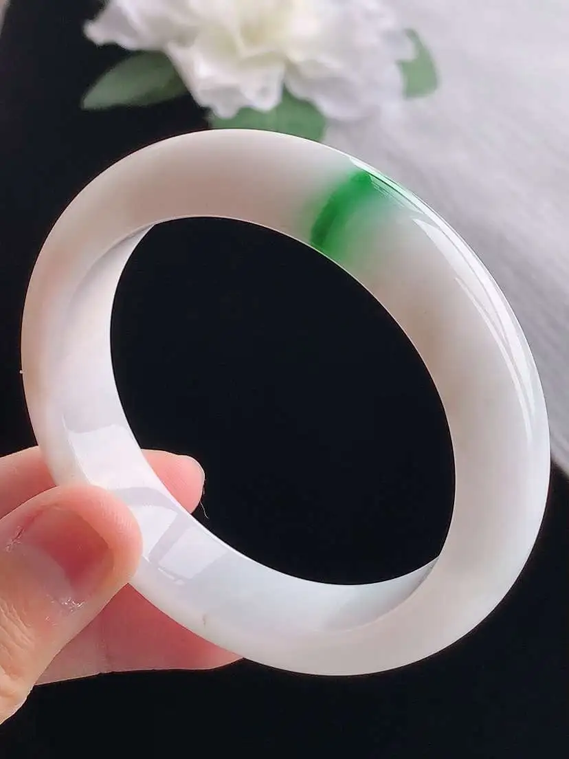 a货翡翠老坑冰种飘绿正装正圈手镯53-54圈口  尺寸53.8×12.8×8.2mm 重量57.60