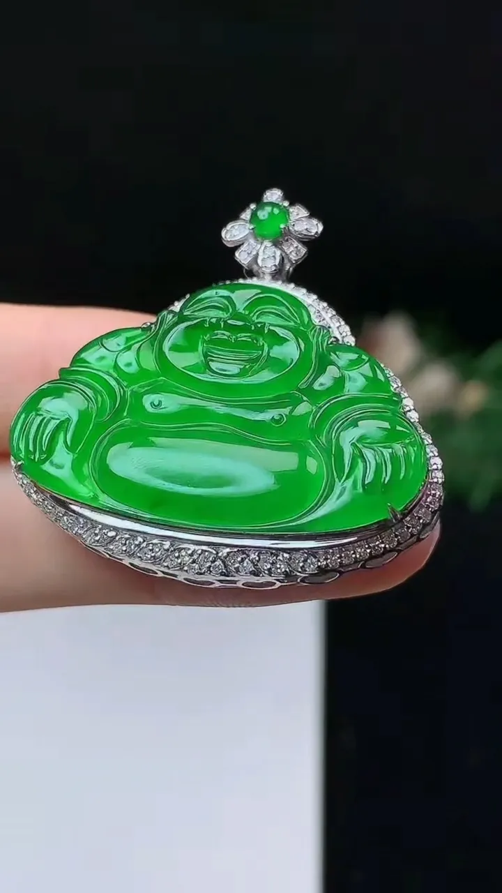 天然A货翡翠佛公吊坠，尺寸37.7-36.4-9.8，裸石22.3-34.4，重量:8.11g
10月24日