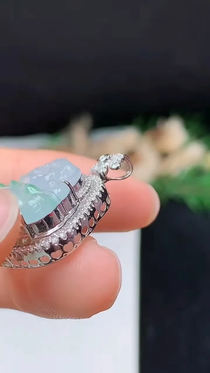 天然A货翡翠佛公吊坠，尺寸27-25.9-10，裸石15.3-22.5，重量:4.55g
10月24日