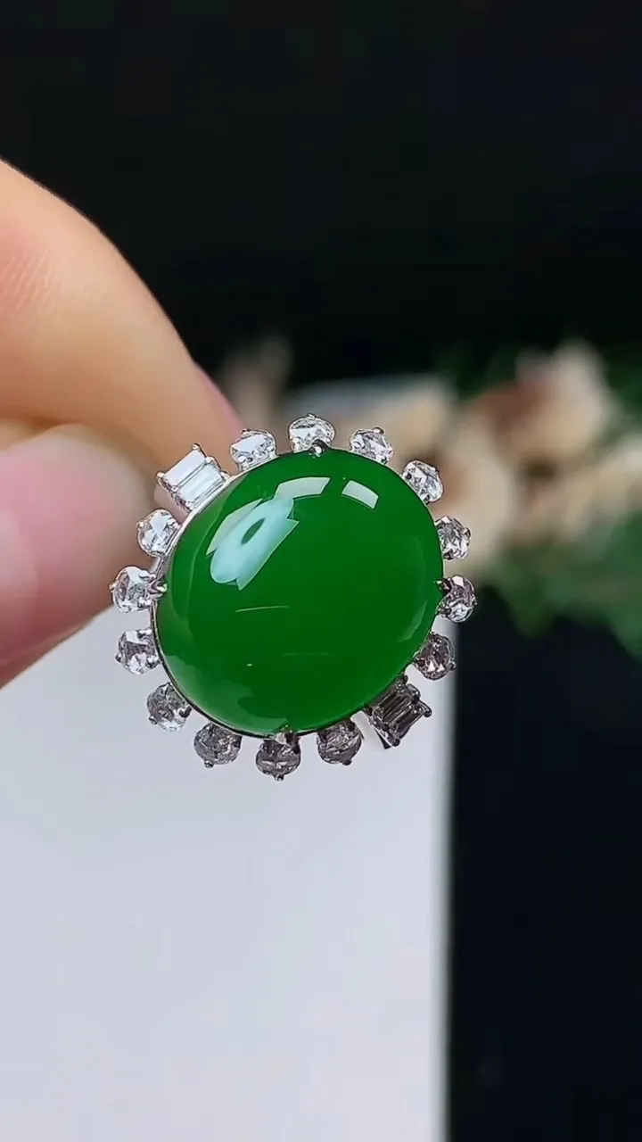 天然A货翡翠蛋面戒指，尺寸17-15-12.5，重量:4.75g2025年10月24日
工厂直销收藏佳品,种好水足，色泽均匀，有种有色，上手高大气！