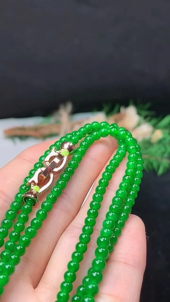 天然A货翡翠小米珠项链，尺寸4-174颗，重量:14.37g10月24日
工厂直销收藏佳品,种好水足，色泽均匀，有种有色，上手高大气！