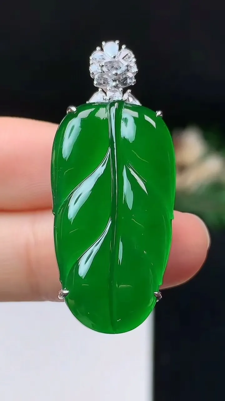 天然A货翡翠金枝玉叶 叶子吊坠，尺寸30.7-16.7-9，重量:8.31g
10月24日