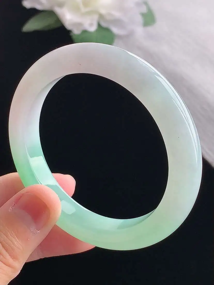 a货翡翠老坑冰种飘绿正装正圈手镯52-53小圈口  尺寸52.3×9.8×8.5mm 重量45.95g 1023