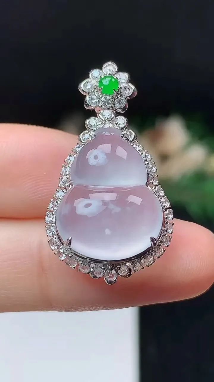 天然A货翡翠白冰葫芦吊坠，尺寸30.9-17.2-10.3，裸石17.3-13.9，重量:4.38g